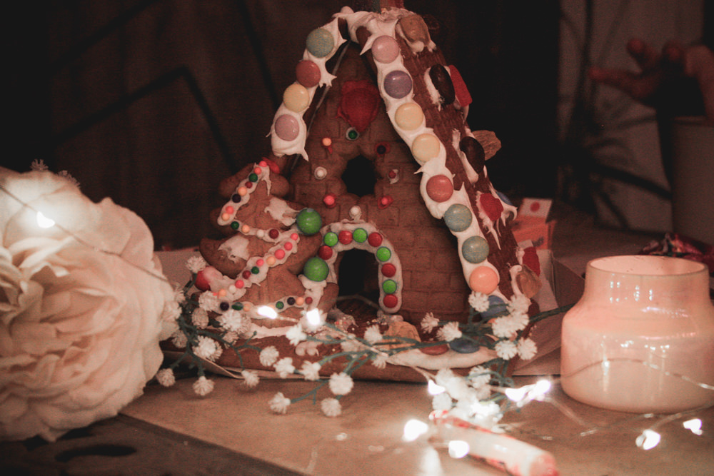 gingerbread houses and homemade apple cider | meg marie wallace | Christmastime | 2017